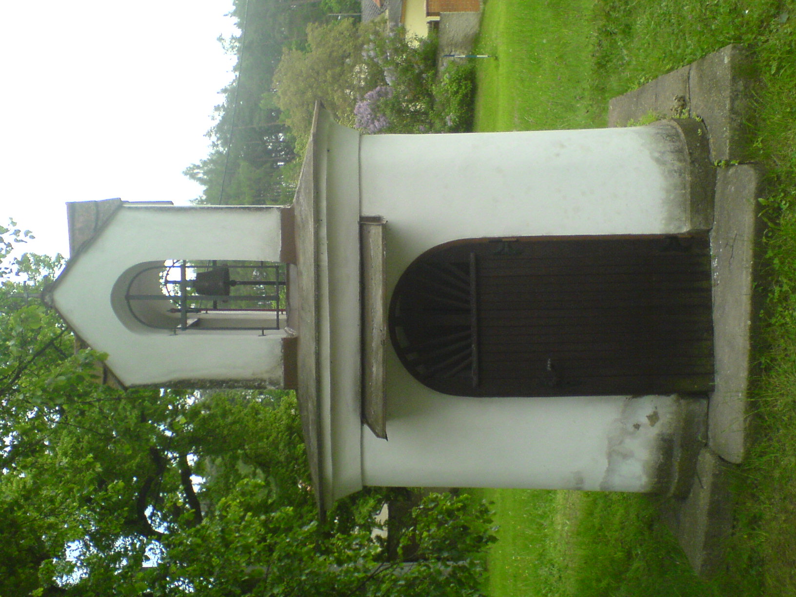 Kaplička s novým zvonem.JPG